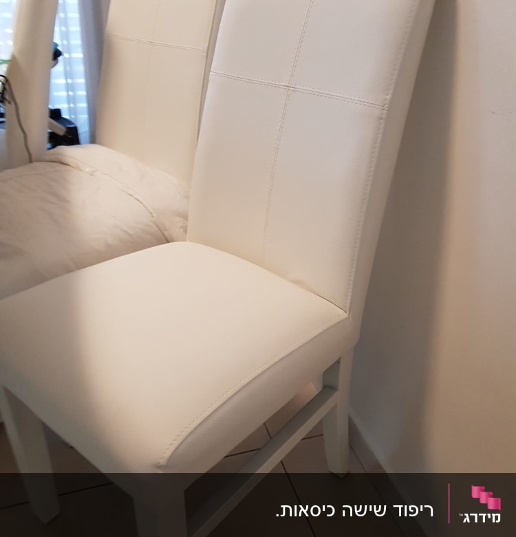 שני כיסאות מרופדים בלבן עם תפרים גלויים